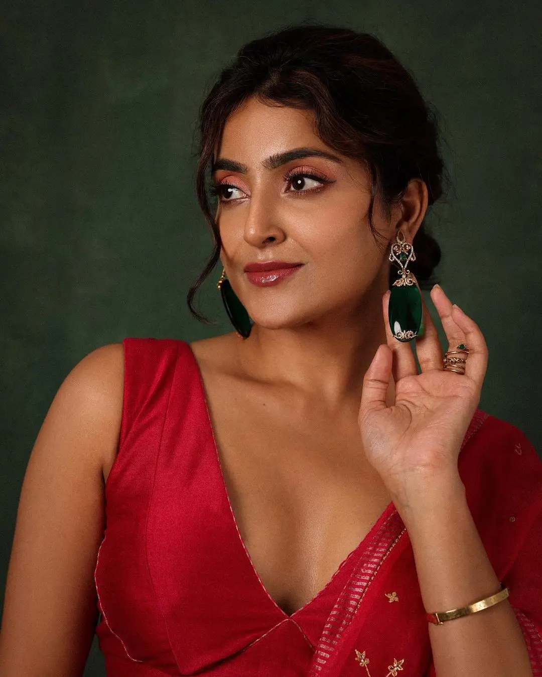 AVANTIKA MISHRA MESMERIZING LOOKS IN BEAUTIFUL MAROON SAREE 3